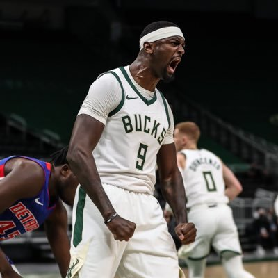 Hoy es el cumpleaños del hombre con los ojos para afuera. Bobby Portis. 
Happy Birthday tanque. 
