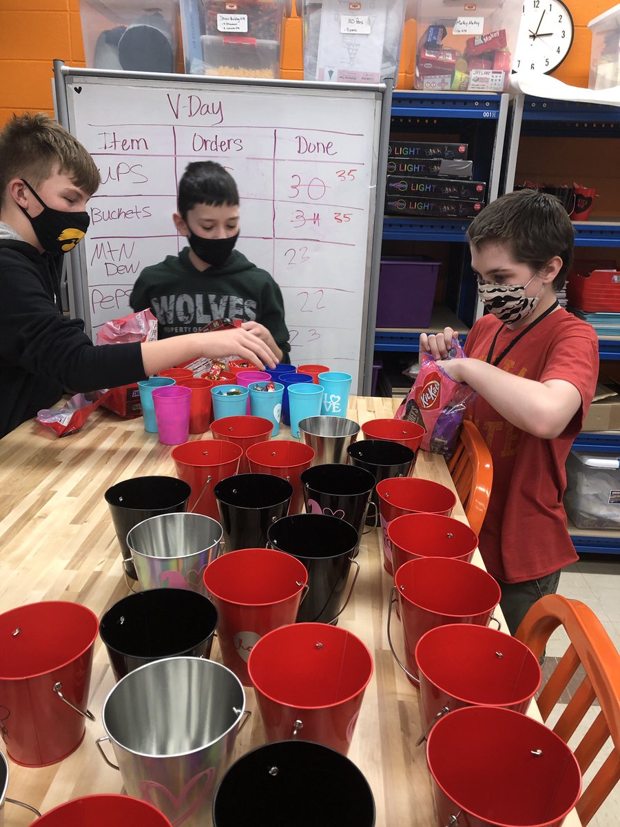 JenniferLinde1's tweet photo. Spark students working hard on Valentines orders! @IKMManningMS https://t.co/sEiCqNxFJn