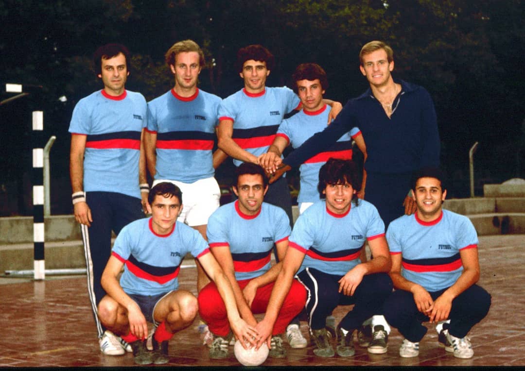 *JOSE MARÍA ELESPE* 

El que dibujaba en una baldosa con su peculiar pie a pie en el "papi futbol", como se denominaba así desde aquel entonces el fútbol de salón.

El "viejo" conquistó su elegancia deportiva forjando gambetas y goles en la Parque Gral San Martin, siendo pionero