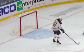 DimFilipovic's tweet photo. Tuukka Rask wildin out https://t.co/nmnre9tgBU