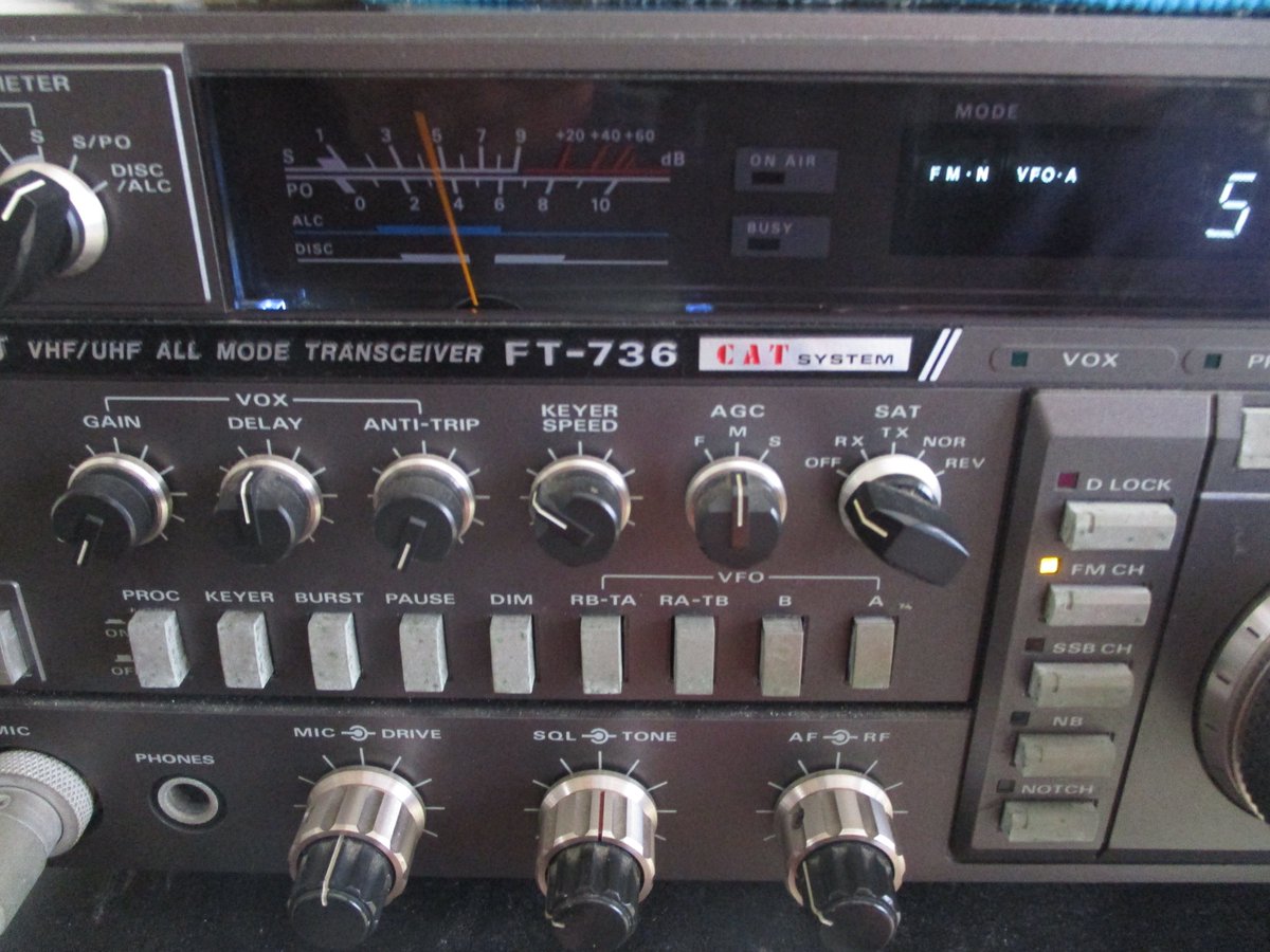 nacks572b's tweet photo. 今日は、#FT736 メーターランプ(ムギ球)が切れていたので、LED化しました。ELEKITの高輝度白色LEDキットの手持ちがあったので、それを使いました。DC4.5~24Vまで対応します。オレンジっぽい色から、青っぽい色になりましたが、これでランプ切れすることはないでしょう。#アマチュア無線 https://t.co/ySpWmNib9D