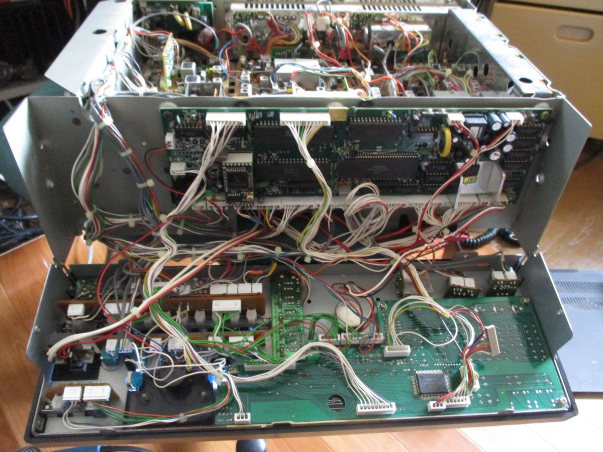 nacks572b's tweet photo. 今日は、#FT736 メーターランプ(ムギ球)が切れていたので、LED化しました。ELEKITの高輝度白色LEDキットの手持ちがあったので、それを使いました。DC4.5~24Vまで対応します。オレンジっぽい色から、青っぽい色になりましたが、これでランプ切れすることはないでしょう。#アマチュア無線 https://t.co/ySpWmNib9D