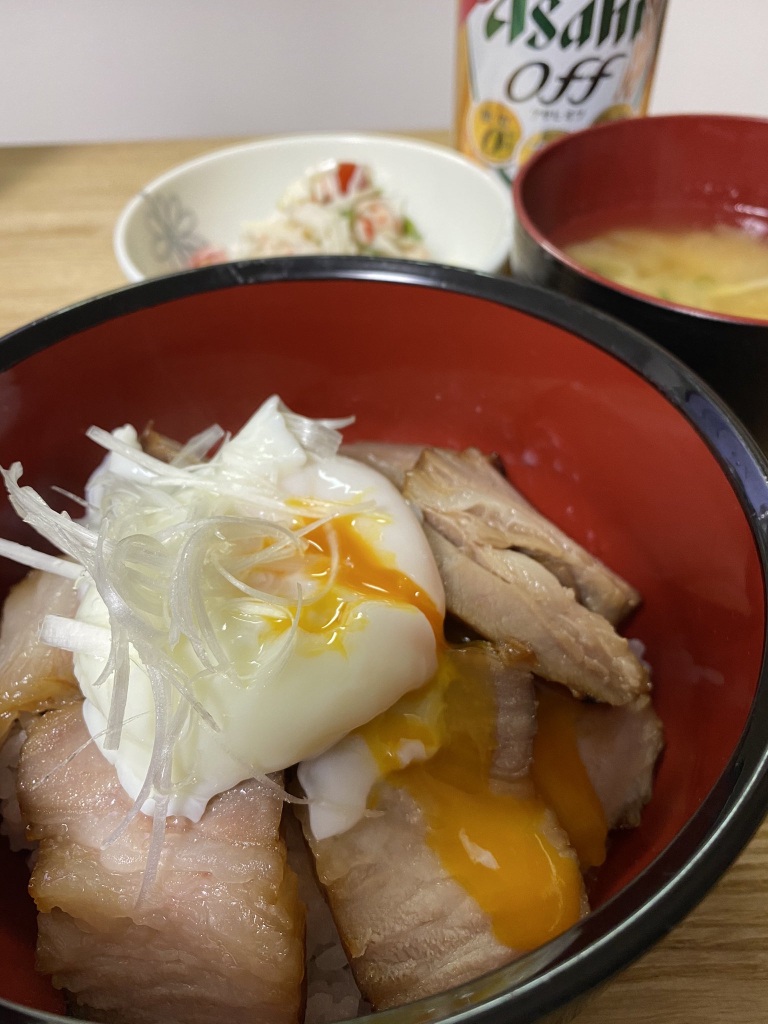 みちえっち店長 昨日はカツ丼画像をアップされてるフォロワーさんが2人いらっしゃって無性にカツ丼 食べたいと思いつつ旦那が味付けして冷凍していた豚バラブロックを焼いて焼き豚丼にしました これはこれで美味しかったけど 近いうちにカツ丼食べたし