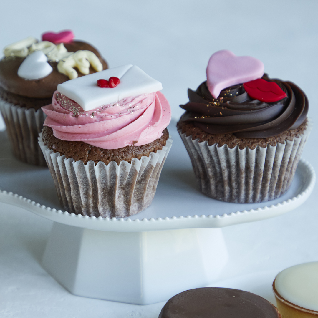 Dean Deluca Japan Pick Up 2 11 2 14週末限定 チョコレートスイーツ 大人気カップケーキ専門店 Lola S Cupcakes より 限定カップケーキが届きます カラフルな色合いのクリームと ハートモチーフのトッピングを施したかわいいカップケーキが