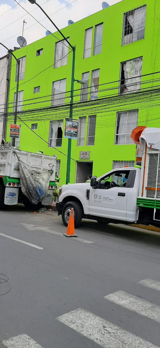 Gabriel00641352's tweet photo. @Claudiashein hay que ser parejos no a unos cuantos pintarles las fachadas y a otros no. Somos muchos los que esperamos la pintura!!! https://t.co/fMwogPdCLF