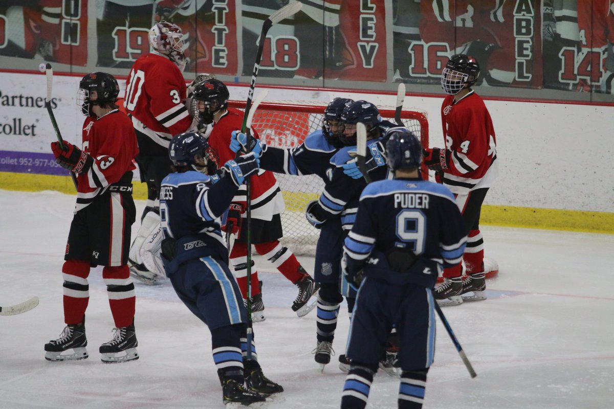 SlackABCsports's tweet photo. Blaine boys hockey got off to a quick start on its way to a 9-1 win over Coon Rapids last night @BHSBengalHockey https://t.co/8L77MUwvcw
