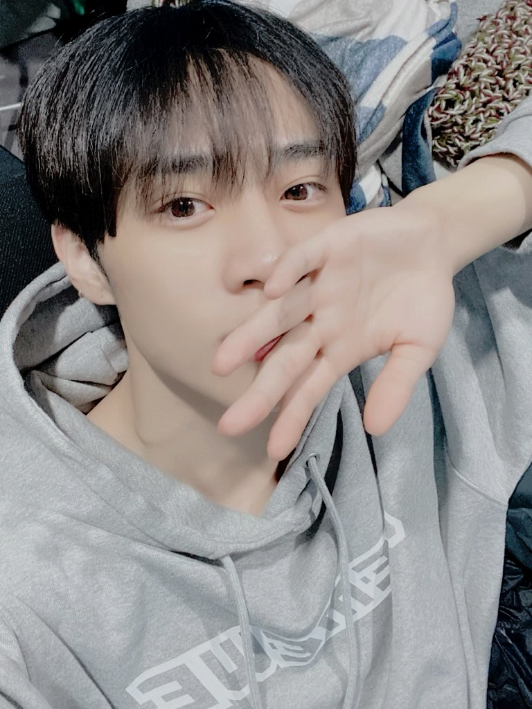 KllMSUNWOO's tweet photo. ⠀⠀ 
Looking all swollen due to my unhealthy sleeping schedule and late night snack sessions with my brothers (I mean, who am I to reject the offer) but it ain't stopping me in taking selcas. Just want to let you guys know that I have been eating well and practicing a lot!
⠀⠀ https://t.co/60FreV08Mk