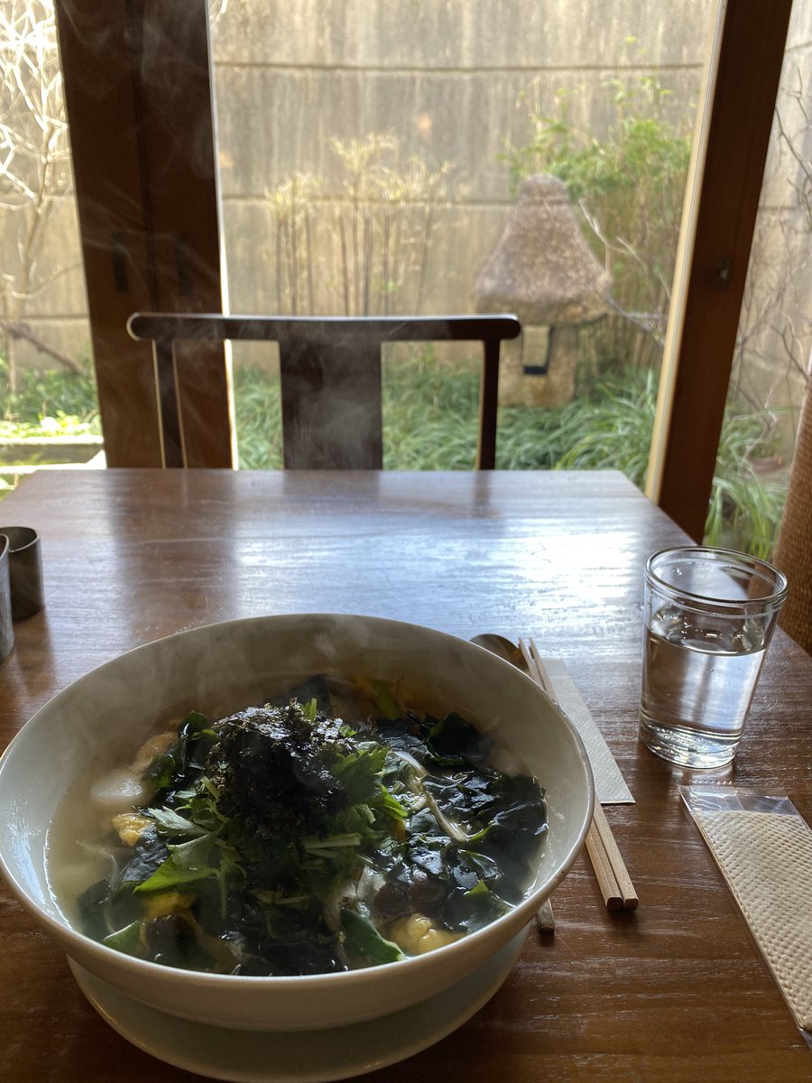 中村薫 おひとりさまランチです 河原町今出川から直ぐの 李青 韓国料理の餅雑炊 野菜たっぷり きのこ 肉 卵に小さなお餅 少しキムチも入ってて あったまった 静かな音楽が流れていて 癒される空間です 食後にコーヒーいただきました 今日 中村薫 おひとりさまランチです 河原町今出川から直ぐの 李青 韓国料理の餅雑炊 野菜たっぷり きのこ 肉 卵に小さなお餅 少しキムチも入ってて あったまった 静かな音楽が流れていて 癒される空間です 食後にコーヒーいただきました 今日