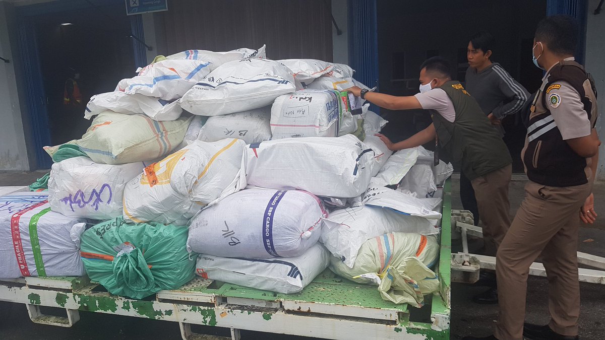 WilkerBiak's tweet photo. Pengawasan barang masuk di 
cargo bandar udara internasional Frans kasiepo biak, 
@BKIPMJayapura 
@HumasBKIPM https://t.co/aJ0ptD3KIn