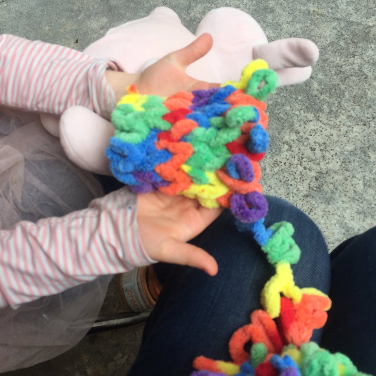 MissionArtsCtr's tweet photo. Having fun with #offthehook finger yarn. No needles required! 🧶 ❤️
#missionartscenter #sfrecpark #communityhub #dcyf #afterschool #kidsknit #knitting #chenille #fingeryarn #loopyarn #lionbrand #art #fiberart #scarf https://t.co/bDaTX5TJIc