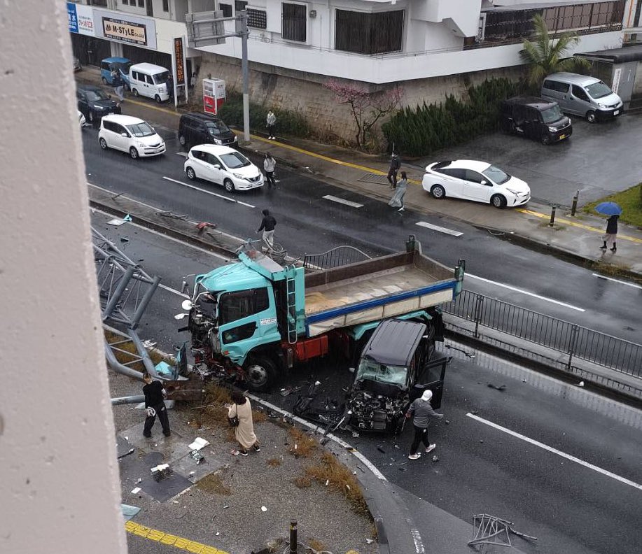 浦添市の玉突き事故の現場の画像