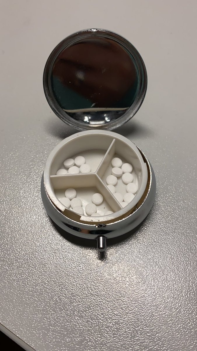 RebeAlaiz's tweet photo. Me gusta llevar un pastillero en el bolso con sacarina y de vez en cuando sacarle tomar una y decir “a ver si así se callan las voces malas” y mirar con cara de loca a quien tengo al lado. https://t.co/EALcgYmheZ