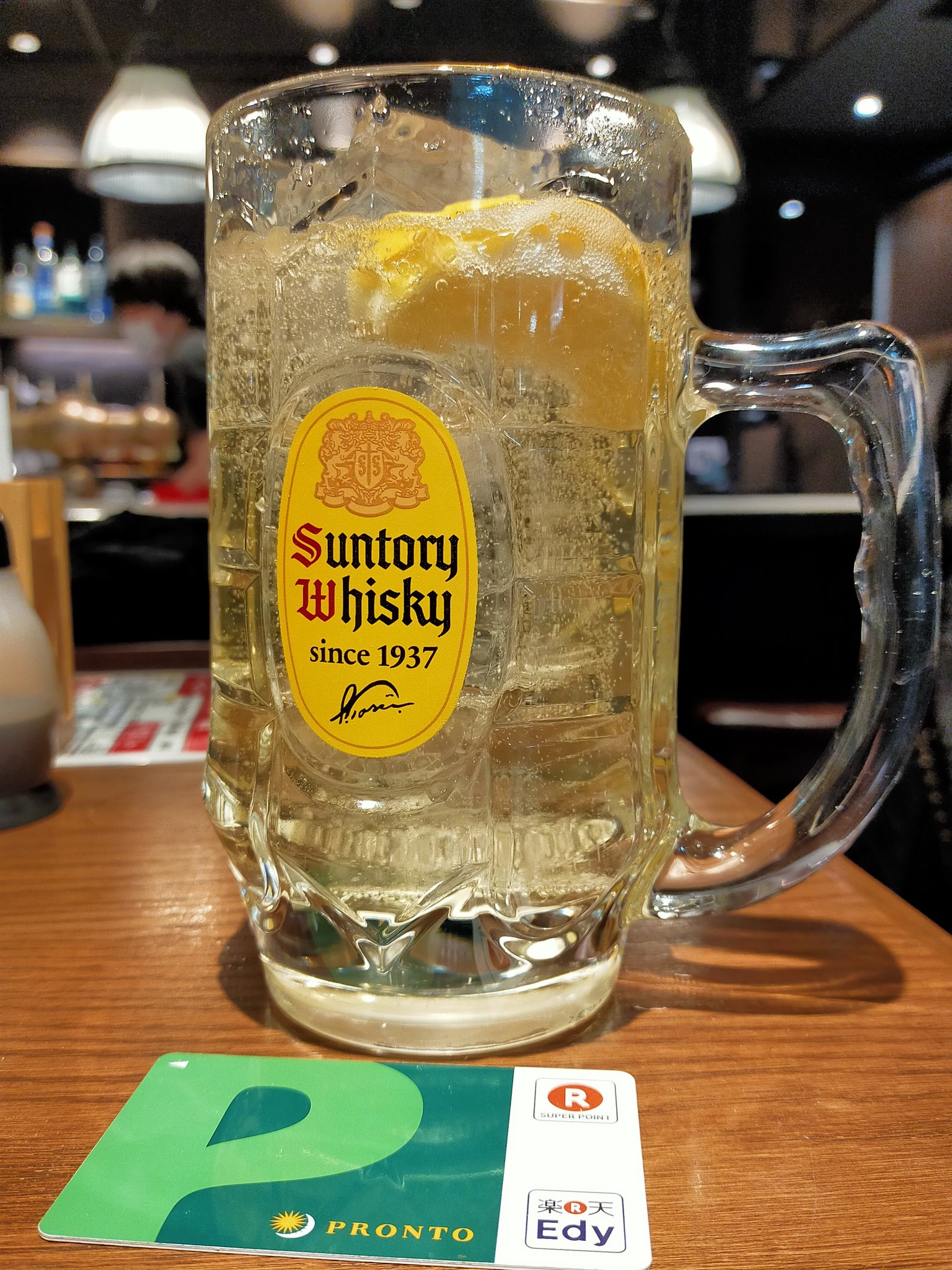 にっこ ごひいき は 恐る恐る聴いてみたらイケるって そんじゃ次は 角ハイボール をごひいきで コレが使えないとプロントに寄る意味が無い ふむ コレが お通し 椎茸チップ う ん 好きじゃない 今までだってチャージ無しだったんだし