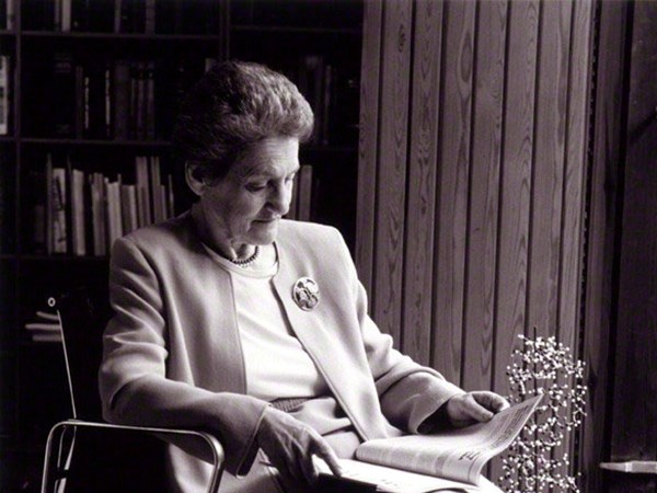  #WomenInScienceDay Olga Kennard Kennard’s greatest scientific contributions are in the field of crystallography, where she has pioneered technological advances in x-ray diffraction. She was made a Fellow of the Royal Society in 1987, and awarded an OBE in 1988.