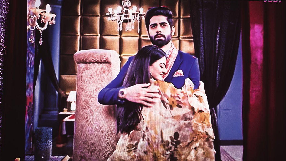 hayemaimarjawan's tweet photo. The way he looks at her....
as if her smile is the only thing 
that could possibly matter

#IshqMeinMarjawan2 #RiAnsh https://t.co/3B9DH1JpHi