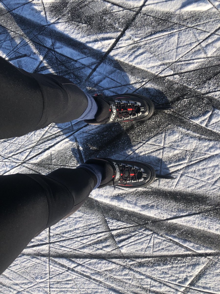 ThomasSchuurman's tweet photo. Een maagdelijk witte piste en dat je eindelijk weer mag skiën. Dat gevoel. #alseenkindzoblij #vuntus Het ijs is redelijk #pokkedruk. https://t.co/Vevx5Yrd2U