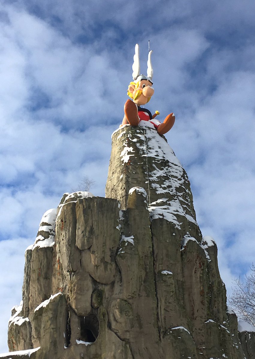ParcAsterix's tweet photo. Les statues emblématiques du #ParcAsterix ont enfilé leur manteau blanc... 🌨💙 #JeudiPhoto #neige https://t.co/caHpJ2ixtp