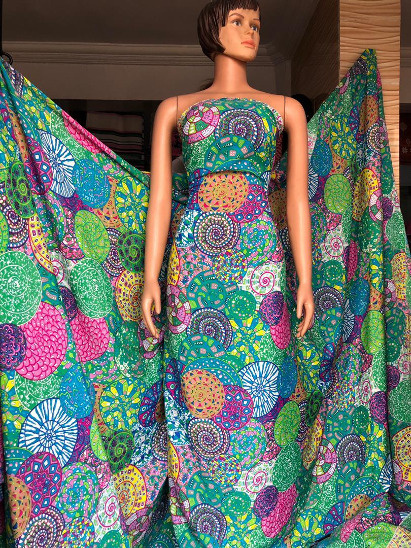 Goldwealth__'s tweet photo. Who is your Fabric plug?
If it ain't us, then sweetheart  you are missing out.......
We serve it hot over here🔥🔥
No argument 😂
Price : N1K per yard

Send a Dm to place your order
#djcuppy #femifalana #lori_iro https://t.co/TbgSrDxisP