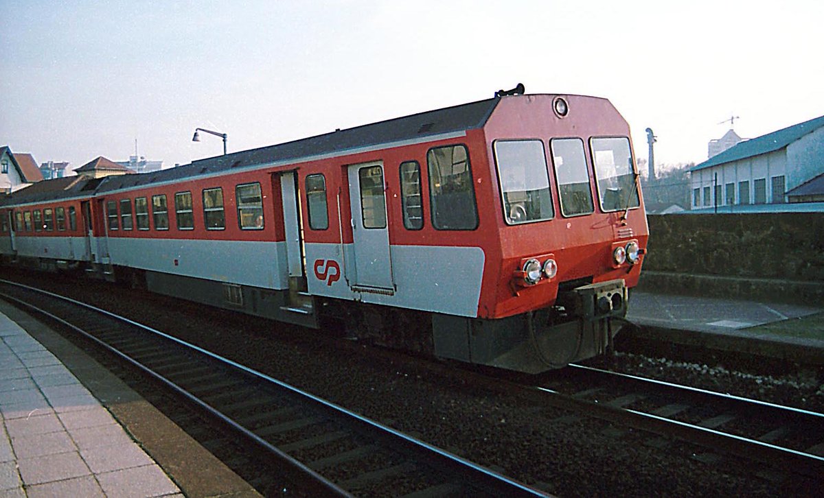 Ranaroth2's tweet image. CP Class 9600. 1,000 mm gauge. Built Alstholm, 1976. Photos: Porto Trndada (1 &amp;amp; 2); Porto Boa Vista (3), Portugal, 12.1994. #railway #DMU #DieselMultipleUnit #Alstholm #Portugal #PortoTrndada #PortoBoaVista @SalopianLyne