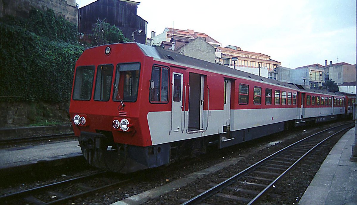 Ranaroth2's tweet image. CP Class 9600. 1,000 mm gauge. Built Alstholm, 1976. Photos: Porto Trndada (1 &amp;amp; 2); Porto Boa Vista (3), Portugal, 12.1994. #railway #DMU #DieselMultipleUnit #Alstholm #Portugal #PortoTrndada #PortoBoaVista @SalopianLyne