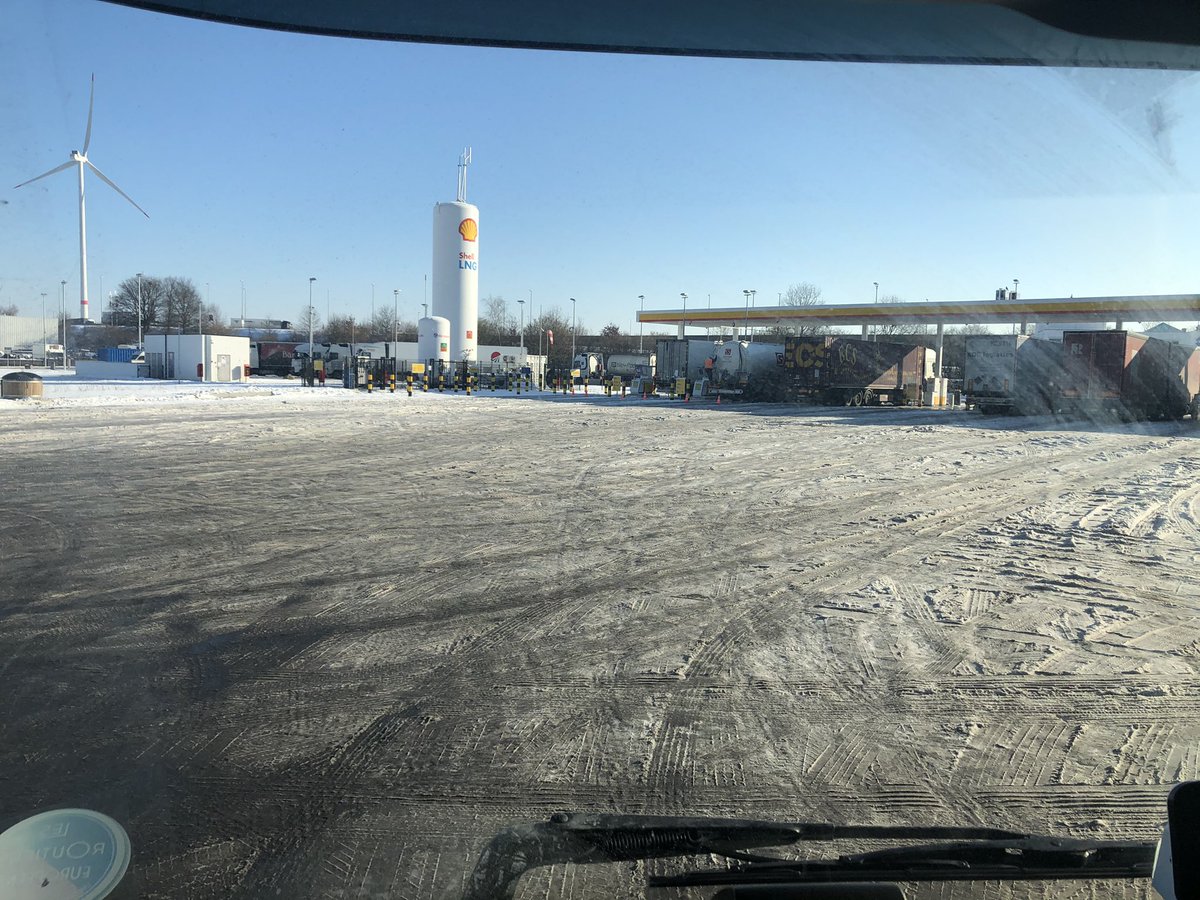 Welkom bij @shell wij zullen er alles aan doen u verblijf zo vervelend mogelijk te maken. Wat toch een klote bedrijf. Niks aan de sneeuw gedaan, levensgevaarlijk glad. #shellmeer #slechteservice #arrogant #klanten?welkeklanten?