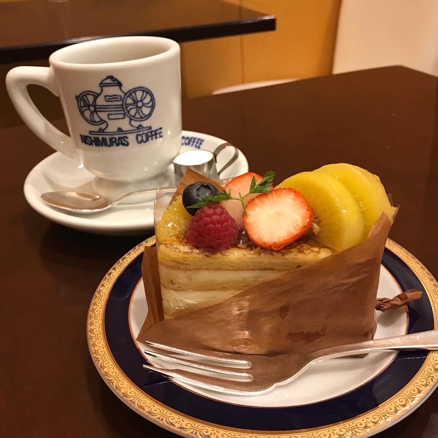 Riko 大阪にも神戸にしむら珈琲店あったんですね 見つけてしまったんで 吸い込まれるように入って 迷わずケーキセット 神戸にしむら珈琲店 梅田店 スイングうめだ1f 美味しいコーヒーでひと休み パラチンケシュニッテン T Co