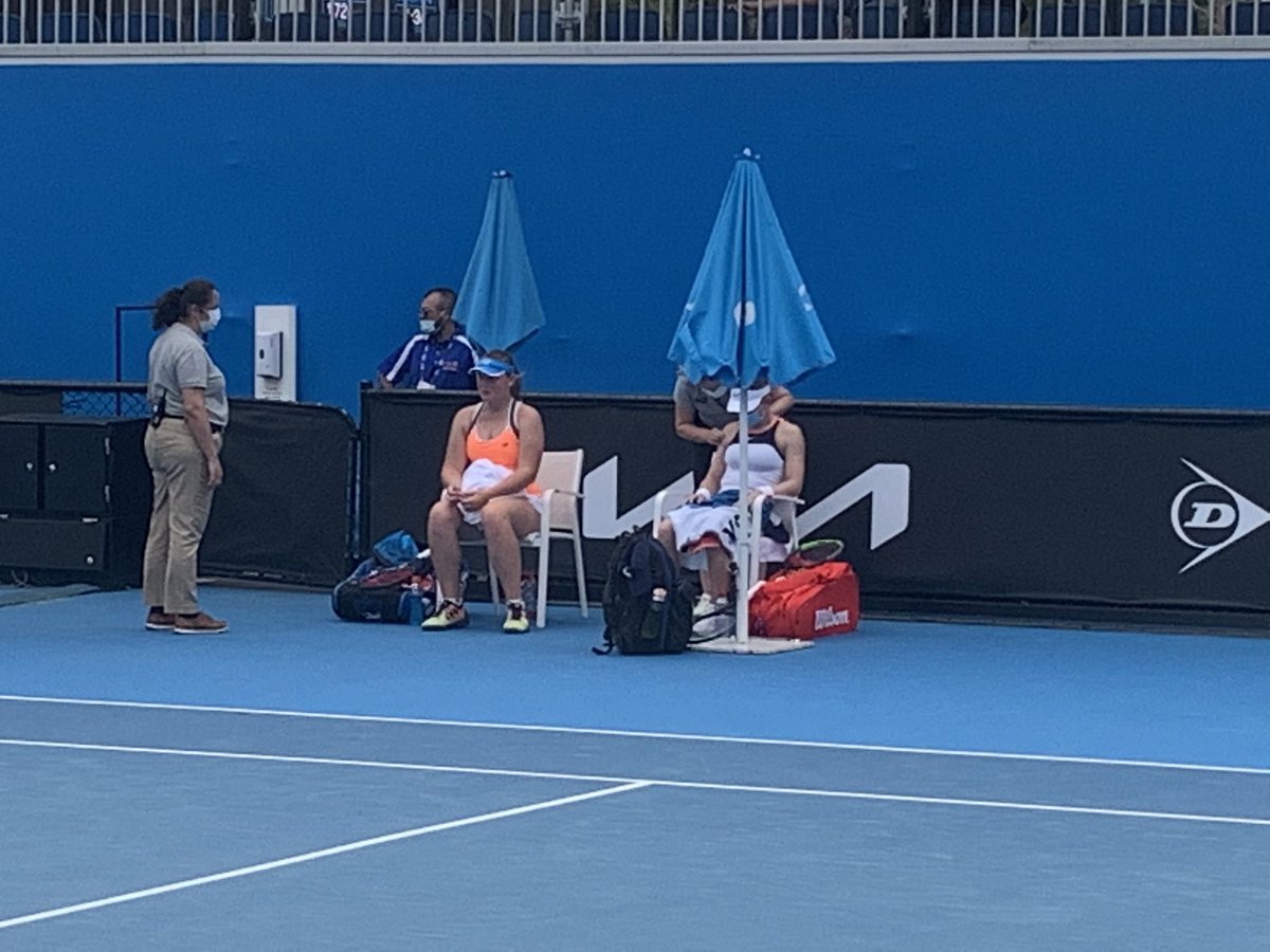 #AusOpen Halep currently receiving medical time out on the doubles court. Shoulder? Arm?