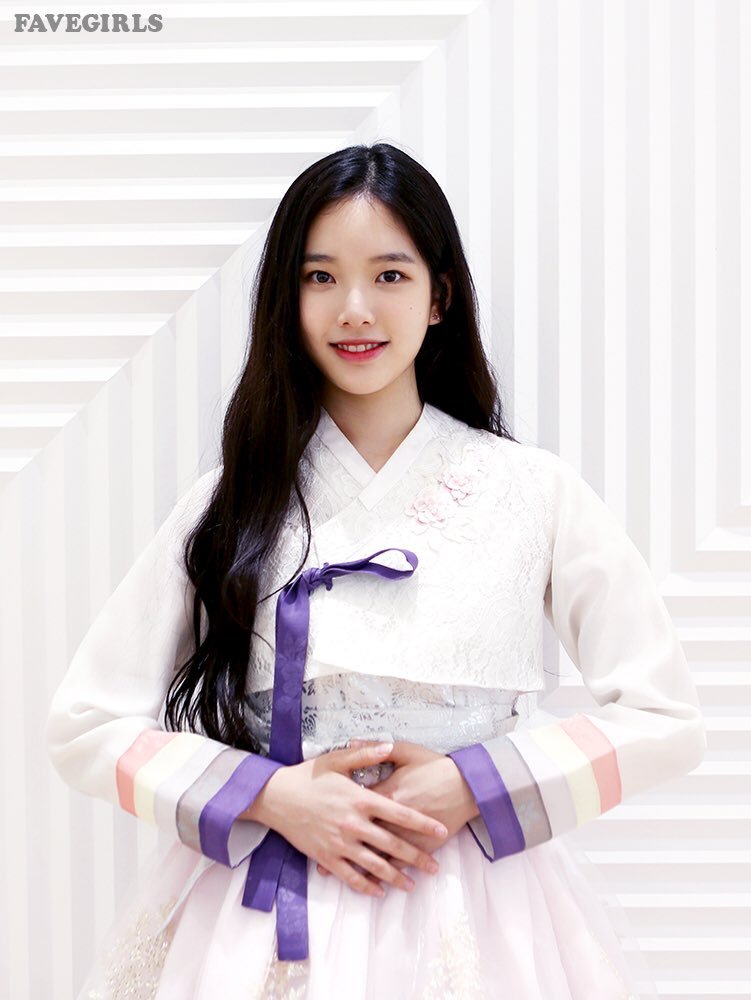 Starshapedgummy's tweet photo. Soojin in Hanbok over the years
2018 ➡️ 2019 ➡️ 2020 ➡️ 2021
#플레이엠걸즈 #playmgirls #수진 #이수진 #weeekly #soojin #위클리 #favegirls #페이브걸즈 @_Weeekly https://t.co/I6tkQTuVNg