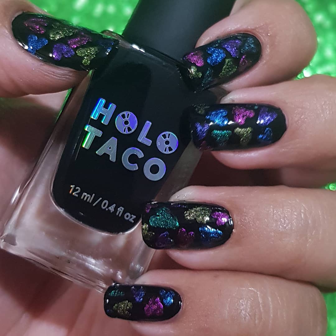 Verduni_'s tweet photo. Mi aportación para #HoloTacoValentines2021 
Base de #OneCoatBlack y luego corazones hechos de la colección #Multichrome 🤩 Hice mi mayor esfuerzo en hacer corazones y en tratar de capturar los cambios de color de los multichrome en las fotos 📷💚 @holotaco
@nailogical #HoloTaco https://t.co/qESprwPdG8