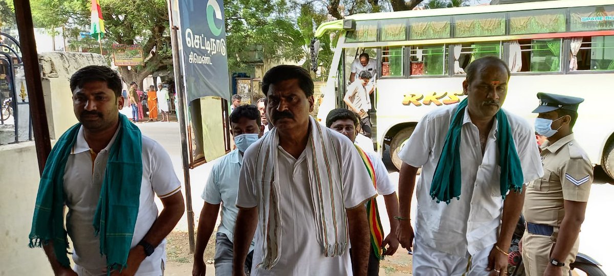 ereswaranoffl's tweet image. கைது நடவடிக்கை காவிரி - திருமணிமுத்தாறு திட்டத்தை நிறைவேற்ற வலியுறுத்தி நாங்கள் மேற்கொள்ளும் அறவழி போராட்டத்தை என்றும் கட்டுப்படுத்தாது.! 

#நம்மால்_முடியும்.