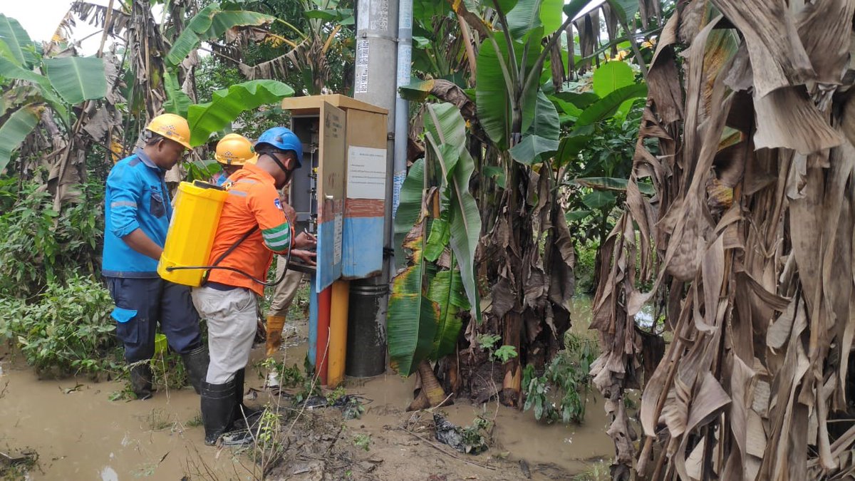 RadarIndramayu_'s tweet image. 52 Gardu Listrik Kembali Nyala indramayu.radarcirebon.com/52-gardu-listr… #indramayu #haurgeulis #gardu
