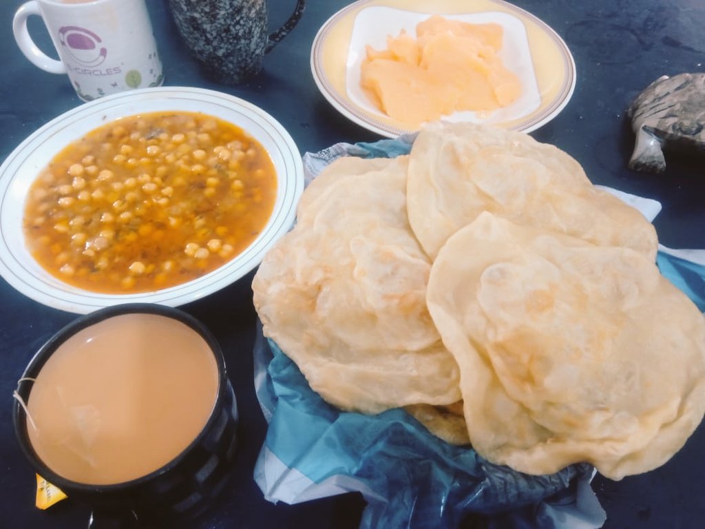 khattak_Zalanda's tweet photo. When this is your #breakfast in office, it made my day already!! 
#breakfastInOffice 😍 https://t.co/QrbZehrD2q