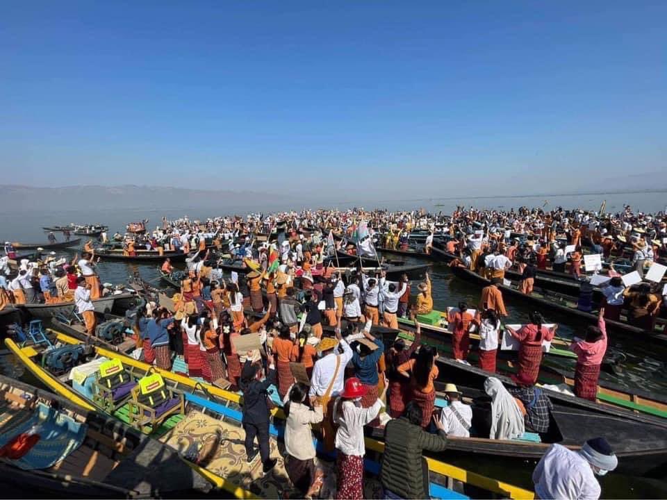 MedInfoMyanmar's tweet photo. အင်းလေးရေပေါ်သပိတ် လှုပ်ရှားမှုတွေ ဒီနေ့ (၁၁/၀၂) စနေပါပီ
#HearTheVoiceOfMyanmar
#JusticeForMyanmar
#protestinInnlay
#protestinMyanmar
credit to original uploaders https://t.co/1Zf6GzmgSP