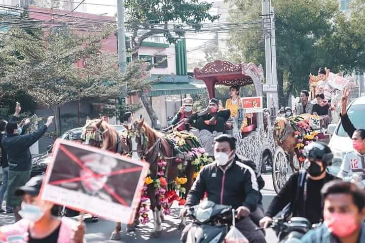 Beautiful women in Mandalay protest peacefully in traditional Burmese attire.
#WhatsHappeningInMyanmar 
#Feb11Coup