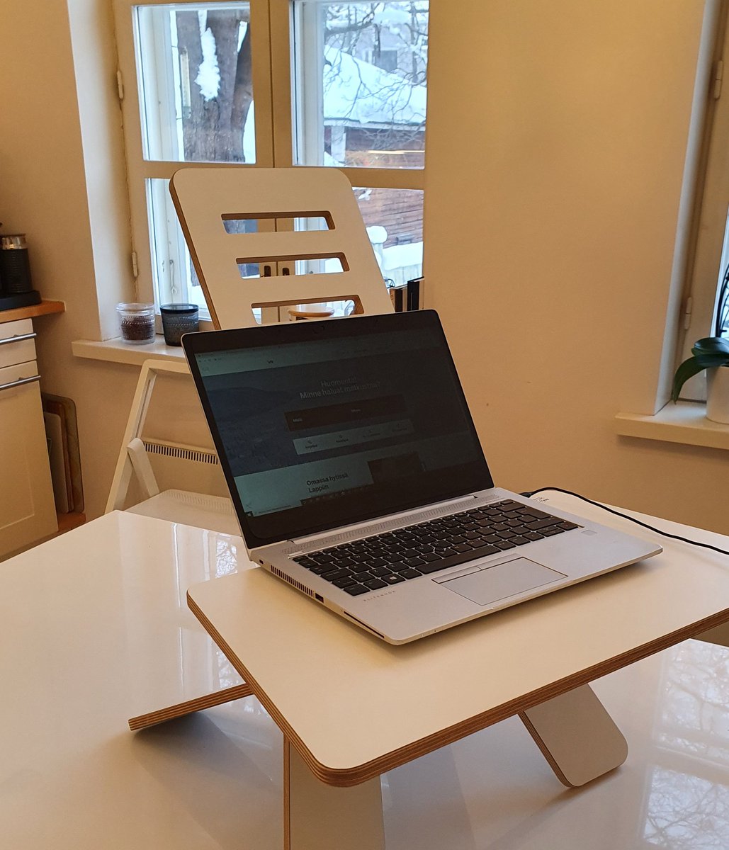 MarikaSchugk's tweet photo. Selkä kiittää seisomisesta ja lompakko kohtuullisesta hinnasta verrattuna sähköpöytään. Kotimainenkin se on. Mukiteline kruunaisi homman ☕. Vink vink #getupdesk https://t.co/6MG6L5gnOQ