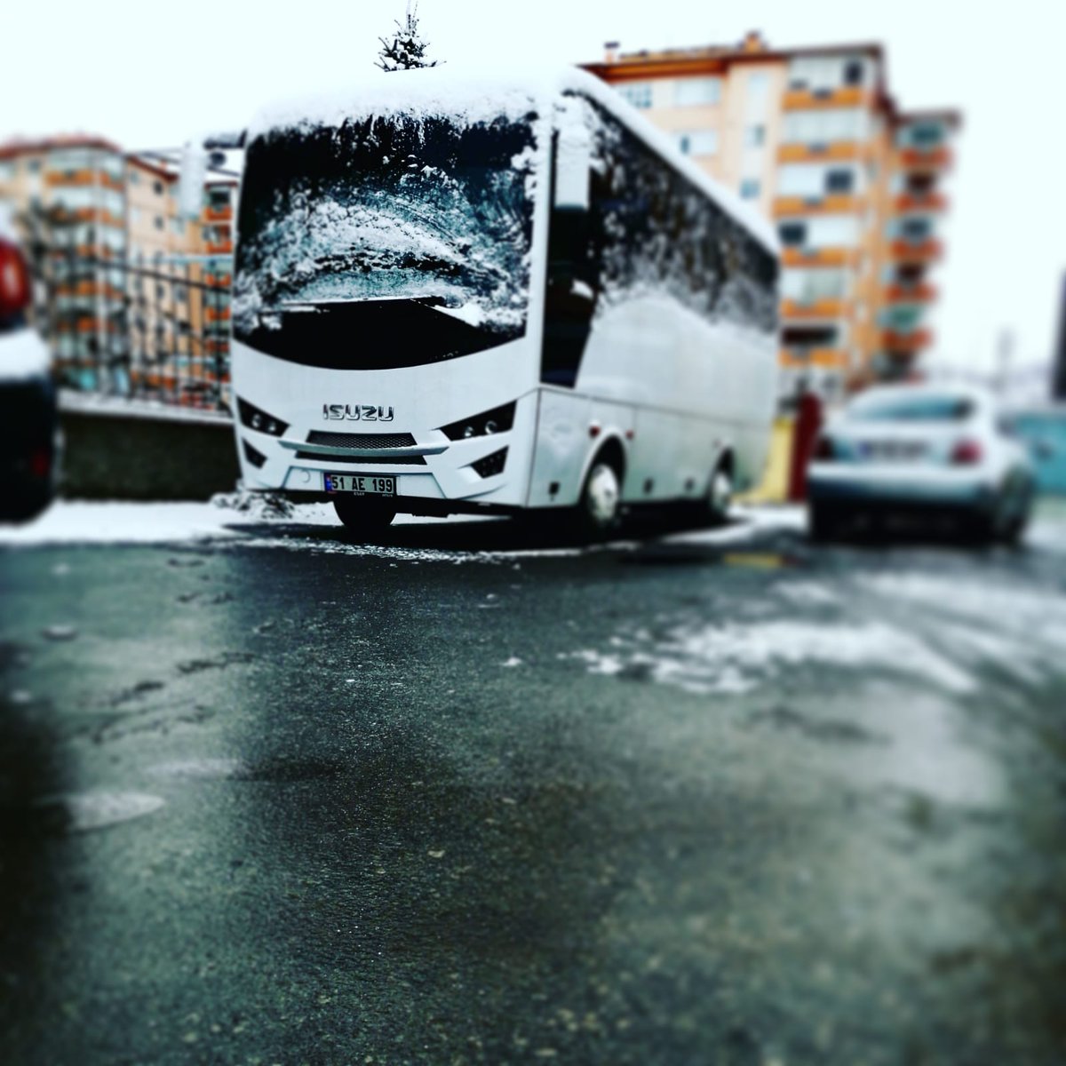 Umut, hiç bitmeyen bahar mevsimidir, içinde kar da yağar, fırtınada kopar. Ama çiçekler açmaya hep devam eder.