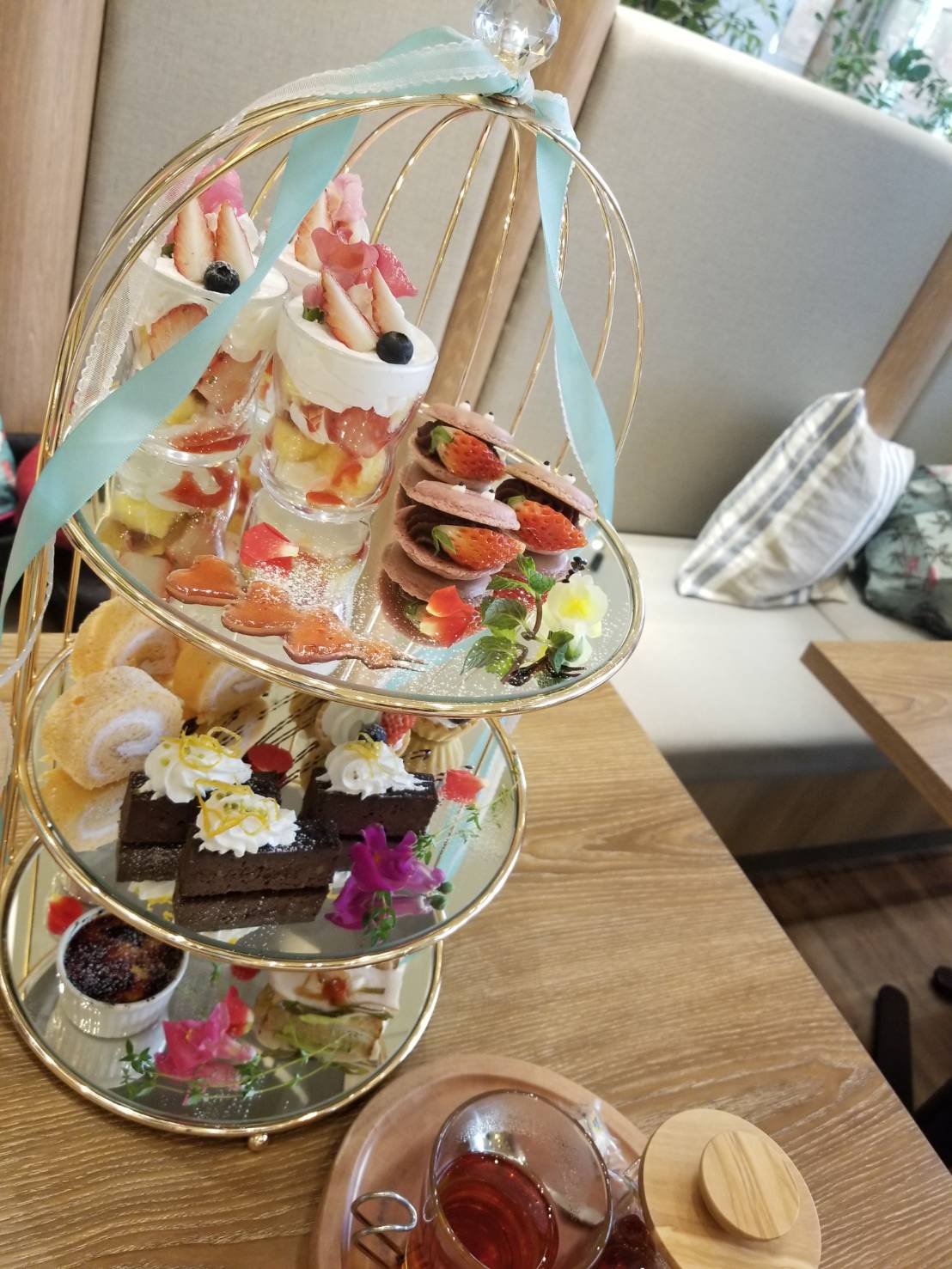 Mamaka 低浮上ごめん ハッピーバースデー私 アフタヌーンティーしたいって夢が21歳の誕生日に叶った 最高 めっちゃ可愛い 美味い ﾋｬｧーーーー カフェオムレット アフタヌーンティー