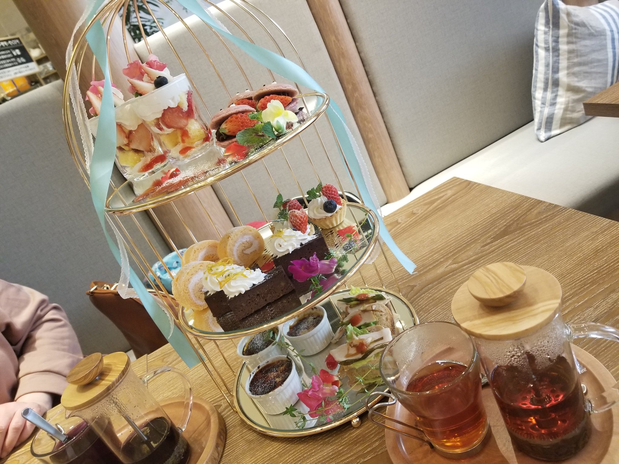 Mamaka 低浮上ごめん ハッピーバースデー私 アフタヌーンティーしたいって夢が21歳の誕生日に叶った 最高 めっちゃ可愛い 美味い ﾋｬｧーーーー カフェオムレット アフタヌーンティー