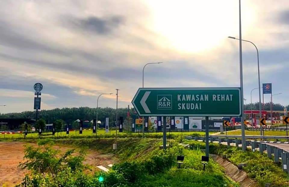 Mohd Hafizee On Twitter Check Out This Newly Opened Skudai R R Where It Is Home To Starbucks Drive Thru And North South Highway S First Familymart Store Skudai R R North South Highway Southbound 81400 Senai