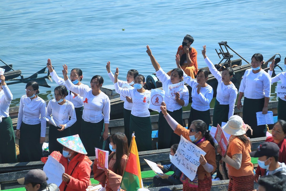 World’s first protest against Dictatorship by long-tail boats at Inle Lake, Southern Shan State, Myanmar🚣
#Feb11Coup 
#WhatsHappeningInMyanmar