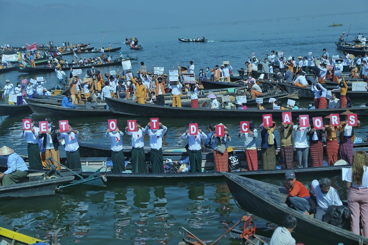 kreatorye's tweet photo. Inle lake in the eastern part of Myanmar is a tourist attraction famous for its scenic beauty and the unique leg-rowing native lake dwellers. People from Inle lake are also joining the protests against military coup today on their boats. 
#WhatsHappeningInMyanmar
#Feb11Coup https://t.co/zzvubfnhPv