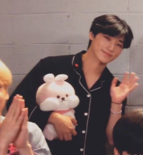 hyuntuo's tweet photo. need to hunt for atiny, nctzen and stay mutuals but i swear nobody wants to follow me 💀💀 hi i draw ateez and nct mostly, i have 3 cats, i collect albums, pls love me https://t.co/rRb9ClyrJD