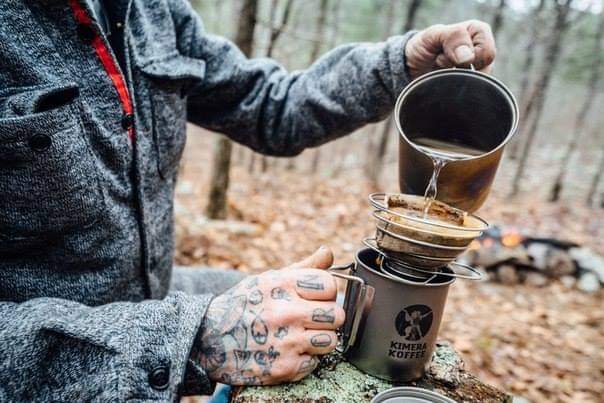 Армейской кофе. Кофе на природе. Чашка кофе на природе. Кофе на костре. Чай в походе.
