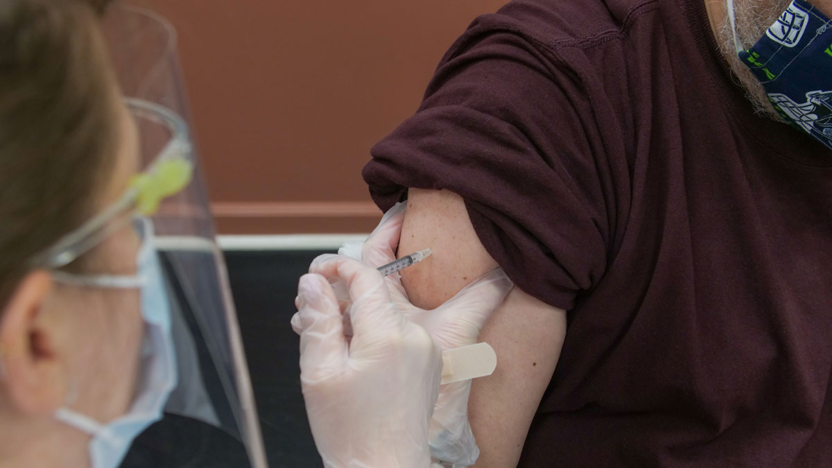 Es sind die zentralen Fragen, die sich momentan viele Arbeitnehmer stellen:

- Darf mich mein Arbeitgeber zur Corona-Impfung zwingen?
- Kann ich gekündigt werden, wenn ich mich gegen die Corona-Impfung entscheide?  #Arbeitsrecht #Arbeitsverhältnis

bit.ly/37061pP