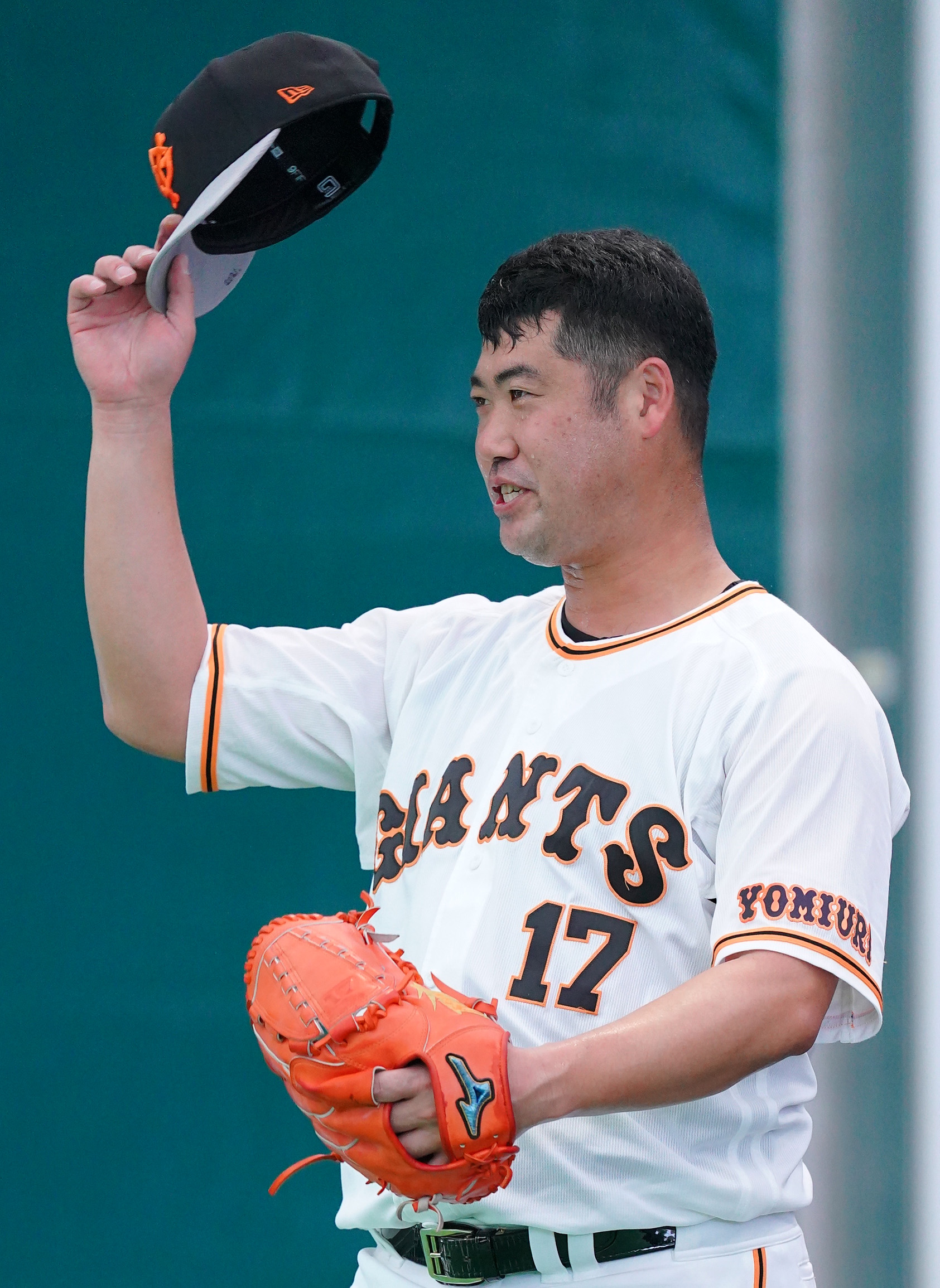 巨人情報 サンスポ 練習風景から 大竹寛 投手は 杉内俊哉 コーチにチェンジアップの握りを教わりながら投球練習 併殺が欲しい局面で使ってもらえるように そこでしっかりゴロを打たせてゲッツーを取る と 必殺仕事人 宣言 撮影 長尾