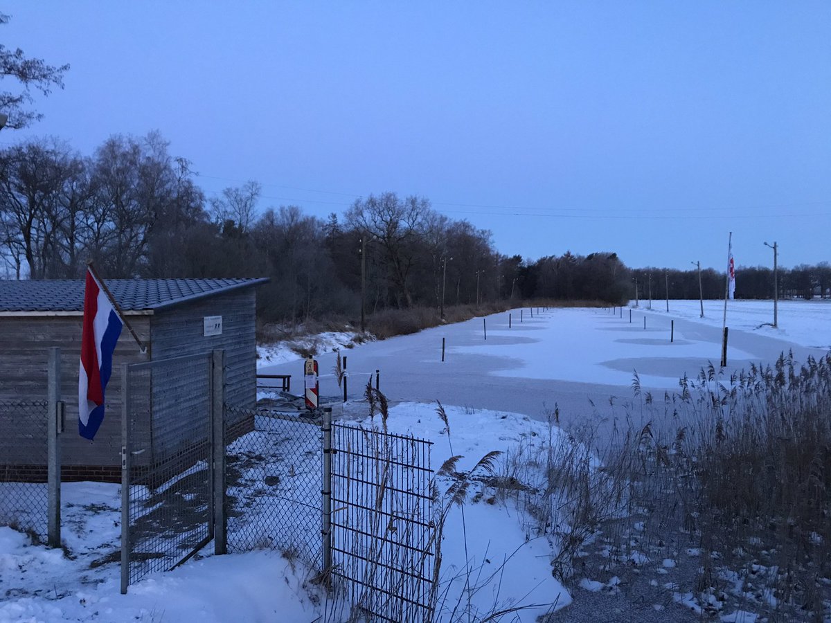 Baan vanmorgen geopend ligt er mooi bij om een rondje te schaatsen #natuurijs #nijeberkoop #schaatsen