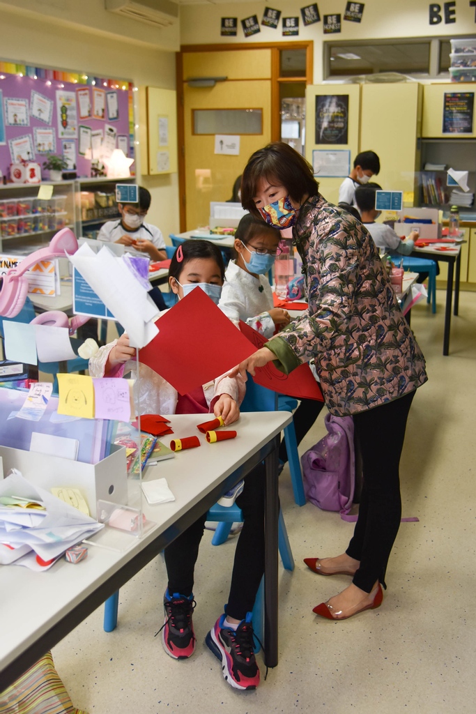 ICSHK's tweet photo. Elementary students (grades 2 and 4) enjoyed various cultural activities to celebrate the Chinese New Year festival! Every little lantern was put on the tree with new year wishes and prayers! They wish you all a very happy lunar new year! https://t.co/bGWEg707pD