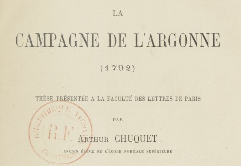 La revue est d’abord éditée par la Librairie Ernest Leroux. Son premier directeur est Arthur Chuquet, spécialiste d’histoire militaire de la Révolution, auteur d’une thèse sur la campagne d’Argonne en 1792. 4/16