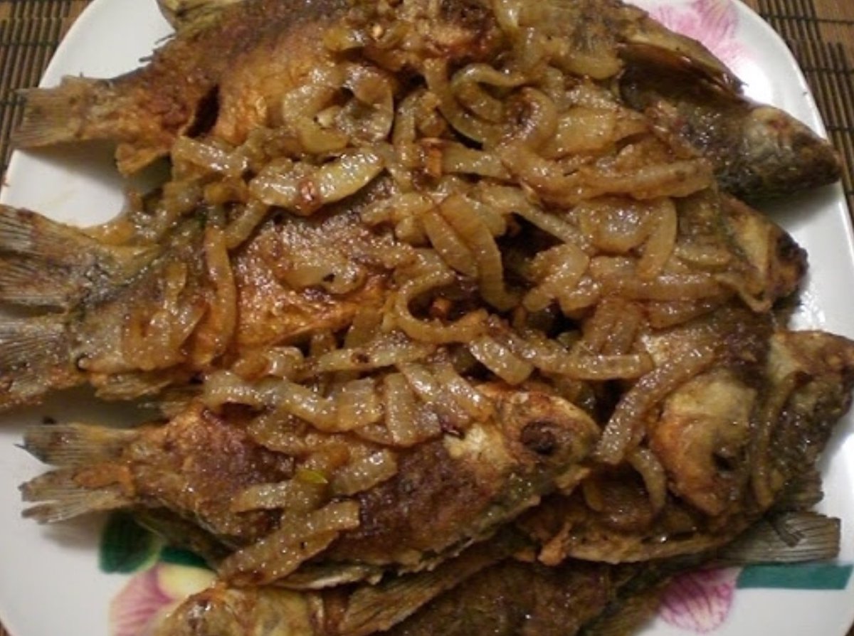 Речная рыба жареная с луком