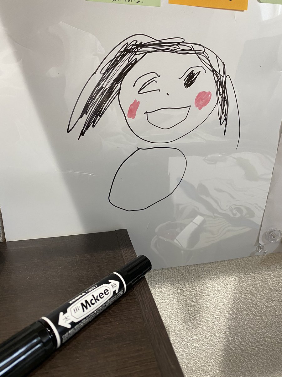娘が作業部屋のホワイトボードに可愛い絵を描いてくれたので、描いたペンと一緒に撮りました… 